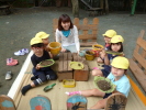 園庭でおうちごっこ（４歳児ことり組・りす組）の写真